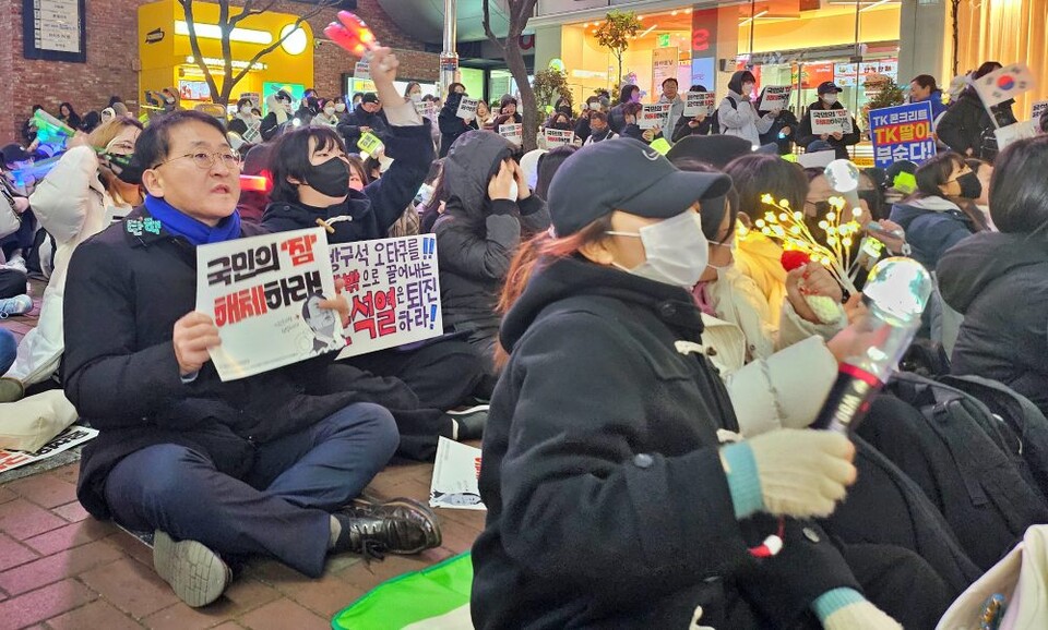 현역 국회의원으로 유일하게 대구 촛불집회에 참여해 시민들과 함께 탄핵을 촉구하는 노래를 부르는 차규근 조국혁신당 대구시당 위원장(2024.12.9) / 사진.평화뉴스 정준민 기자