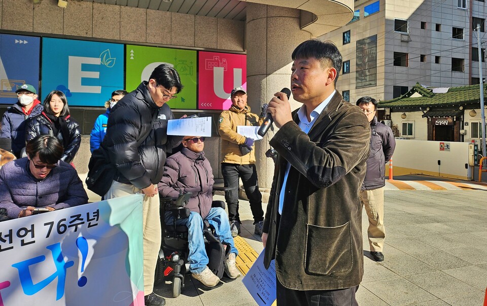 서창호 인권운동연대 상임활동가가 올해 인권뉴스에 대해 총평하고 있다.(2024.12.10) / 사진.평화뉴스 정준민 기자