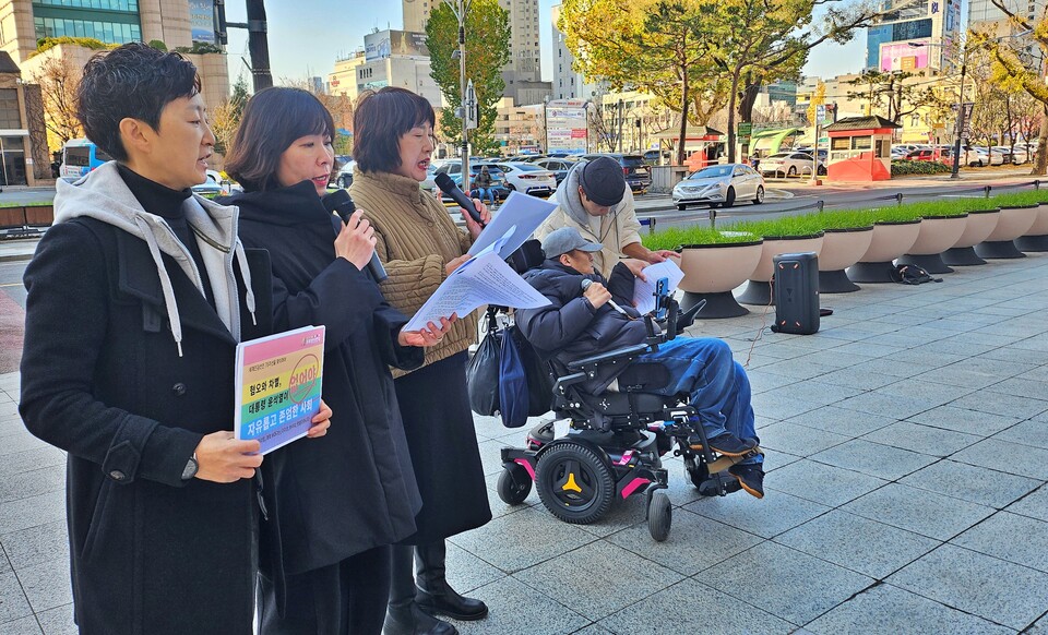 (왼쪽부터) 배진교 무지개인권연대 대표, 김지영 레드리본인권연대 대표, 이정미 대구경북여성단체연합 상임대표, 김봉조 다릿돌장애인자립생활센터 소장이 '세계인권선언' 선언문을 낭독하고 있다.(2024.12.10) / 사진.평화뉴스 정준민 기자