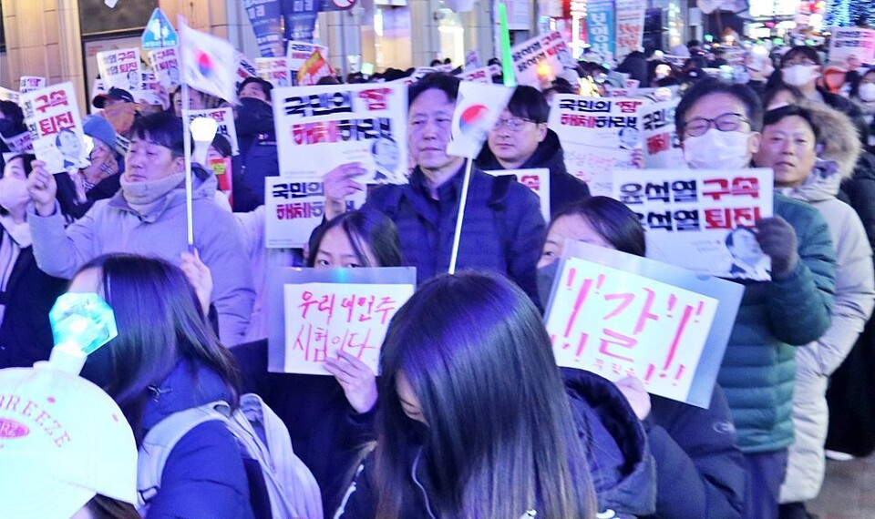 "꾸짖을 갈!!!!" 인터넷 밈을 이융한 피켓을 만든 집회 참석자(2024.12.9) / 사진.평화뉴스 김영화 기자