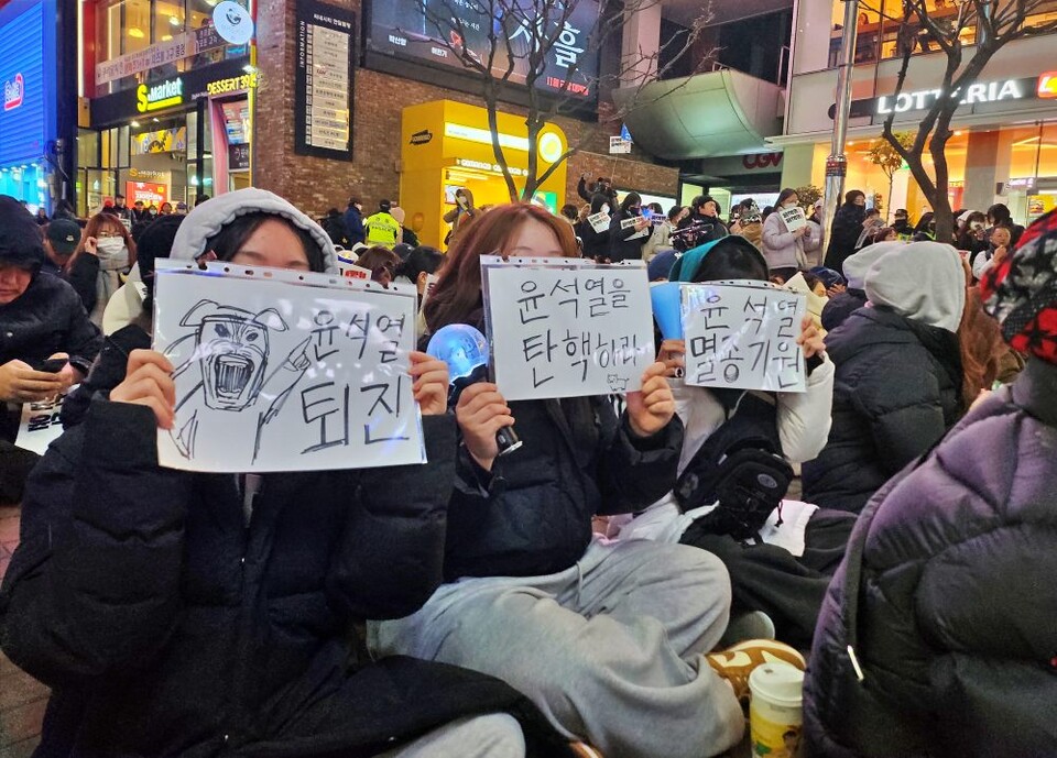 "윤석열 멸종기원" 급하게 시위 피켓을 만든 BTS 팬들(2024.12.9) / 사진.평화뉴스 정준민 기자