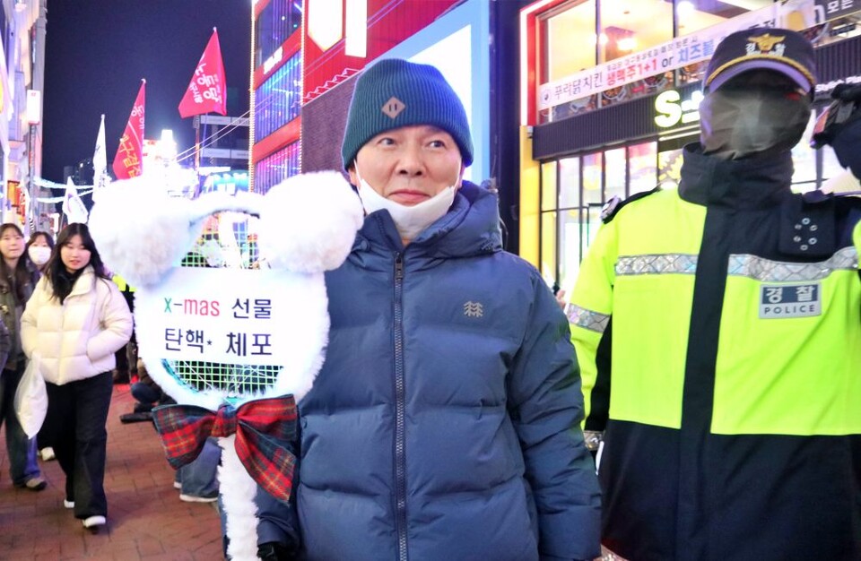 "X-MAS 선물 탄핵과 체포" 전기파리채 등장(2024.12.9.대구 탄핵집회) / 사진.평화뉴스 김영화 기자 