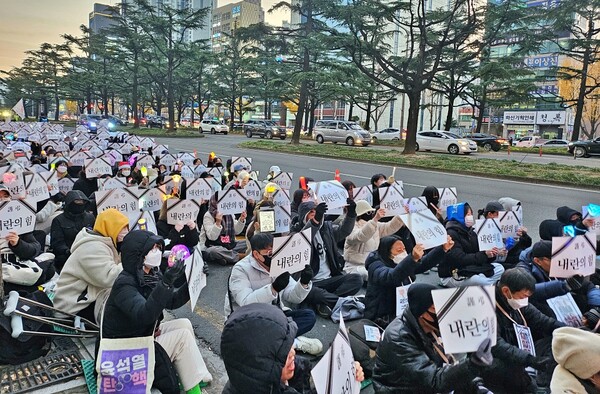 '내란의힘 공범 국짐당 장례식'(2024.12.11.국민의힘 대구경북시.도당 앞) / 사진.평화뉴스 정준민 기자