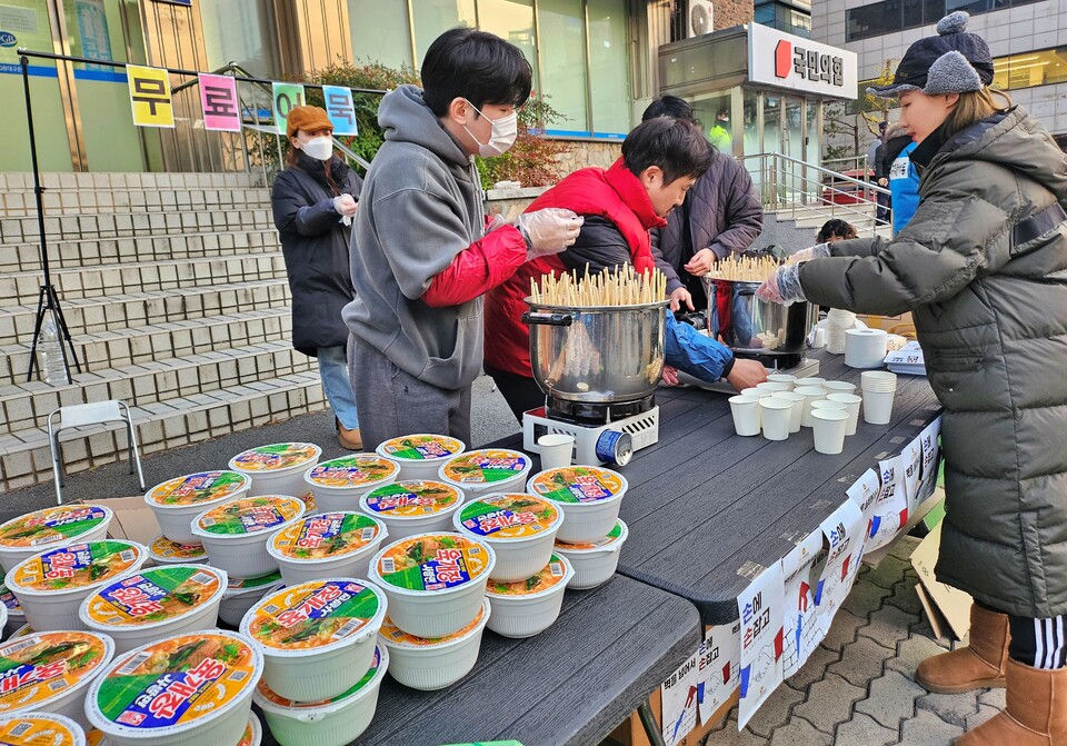 음복 음식인 육개장 라면과 어묵이 상 위에 놓여 있다.(2024.12.11) / 사진.평화뉴스 정준민 기자