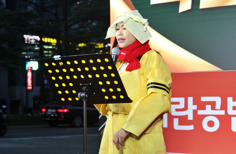 상복을 입은 진영미 대구촛불행동 상임대표가 조문을 읽고 있다.(2024.12.11) / 사진.평화뉴스 정준민 기자