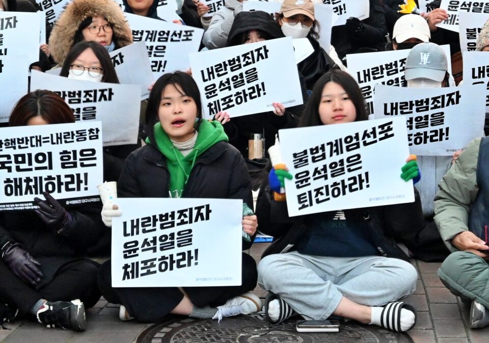 "내란범죄자 윤석열을 체포하라" 대구 시민시국대회에서 촛불을 든 2030 여성들(2024.12.7.대구 동성로) / 사진.평화뉴스 정준민 기자