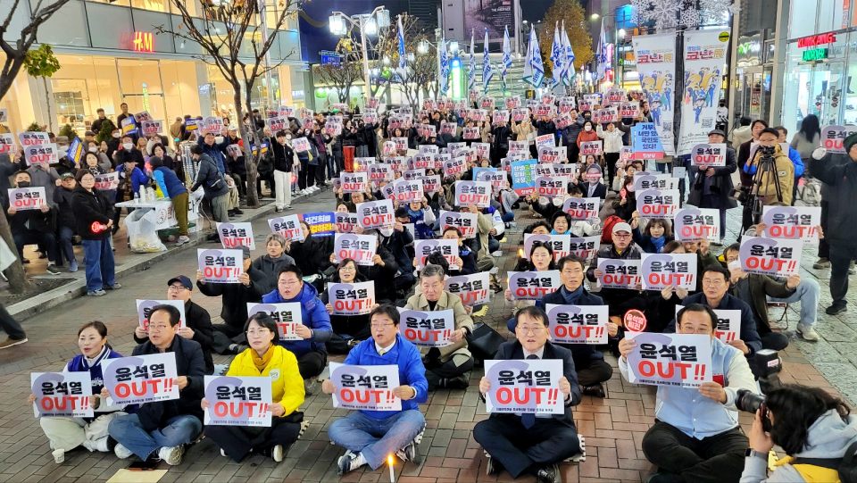 "윤석열 OUT "대구 야5당 시민대회에서 300여명이 피켓을 들고 구호를 외치고 있다.(2024.11.21) / 사진.평화뉴스 김영화 기자