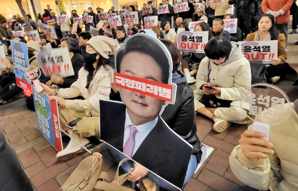 윤석열 대통령 모양을 딴 피켓에 '국정파괴범'이라는 눈 가리개가 붙었다.(2024.11.21) / 사진.평화뉴스 김영화 기자