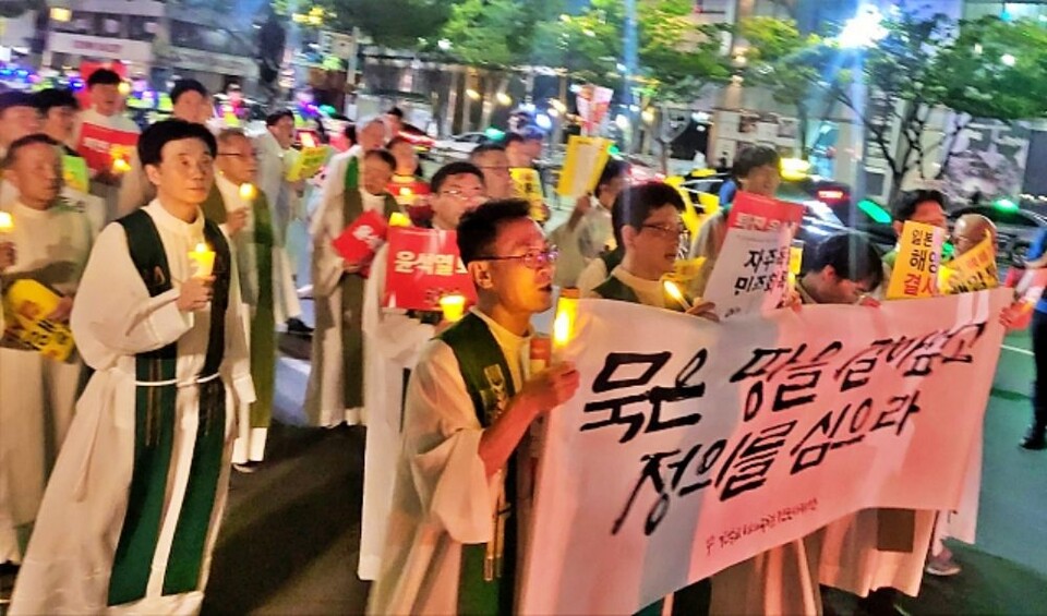 "묵은 땅을 갈아엎고 정의를 심으라"...거리로 나선 사제들(203.;8.7.대구2.28 공원 앞) / 사진.평화뉴스 김영화 기자