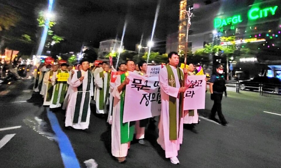 "윤석열 퇴진"...사제들이 시국미사 이후 대구 도심을 행진하고 있다.(2023.;8.7) / 사진.평화뉴스 김영화 기자