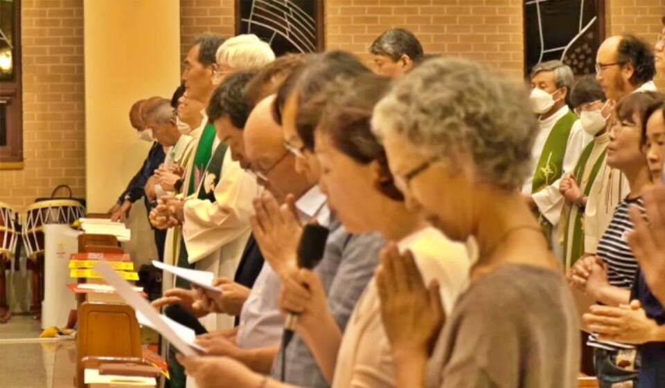 경북 안동 시국기도회에서 기도를 하는 신도들과 경북도민들(2023.7.10) / 사진.천주교정의구현사제단