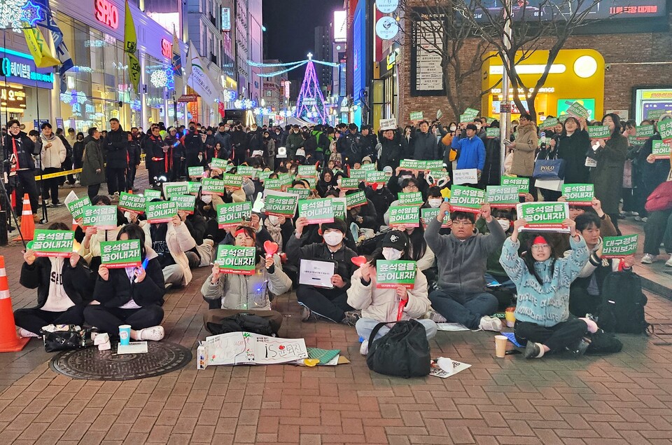 '대구경북청년대학생 시국대회'(2024.12.13.대구 중구 CGV대구한일 앞) / 사진.평화뉴스 정준민 기자