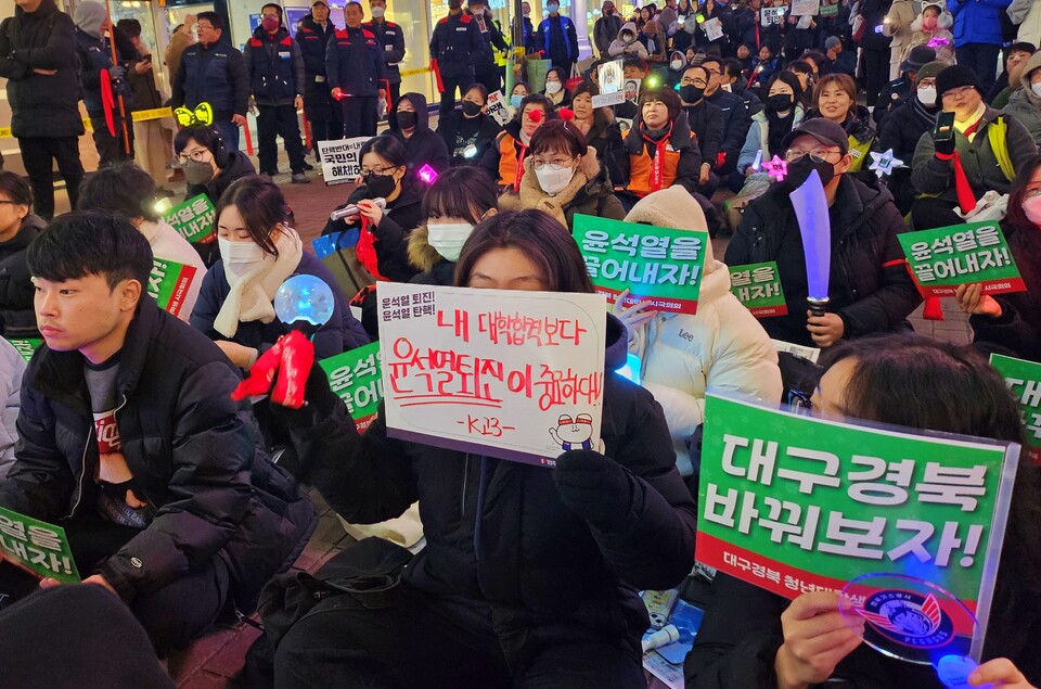 "내 대학합격보다 윤석열 퇴진이 중요하다" 고3 학생의 피켓팅(2024.12.13) / 사진.평화뉴스 정준민 기자