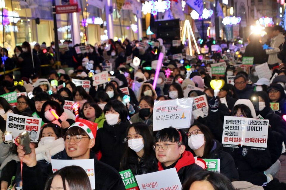 "윤석열 구속, 윤석열 퇴진" 피켓을 든 대구시민들(2024.12.13) / 사진.평화뉴스 김영화 기자