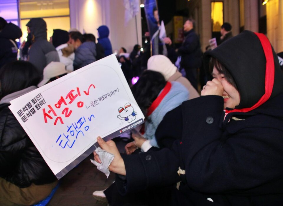 "석열핑~탄핵핑" 재미있는 피켓을 만들어온 20대 시민들(2024.12.13) / 사진.평화뉴스 김영화 기자