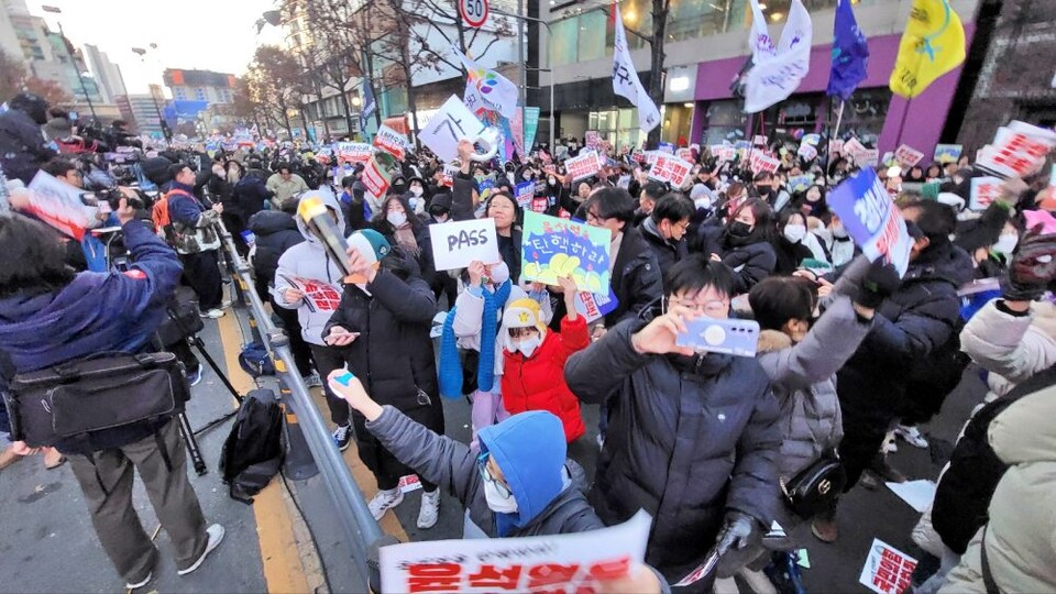 이날 대구시민시국대회에는 모두 4만여명의 시민들이 참석했다. 탄핵안 가결 후 모두 기뻐하며 환호하고 있다.(2024.12.14) / 사진.평화뉴스 김영화 기자