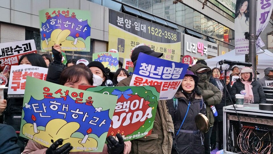"윤석열을 탄핵하라", "탄핵이 답이다" 등 피켓을 들고 환호하는 시민들의 모습(2024.12.14) / 사진.평화뉴스 김영화 깆바