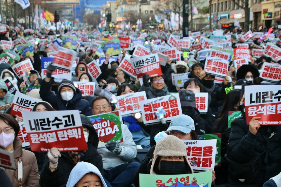 깃발과 피켓, 응원봉을 흔들며 탄핵안 가결을 기뻐하는 대구시민들의 모습. "윤석열을 체포하라" 구호를 외치고 있다.(2024.12.14) / 사진.평화뉴스 김영화 기자