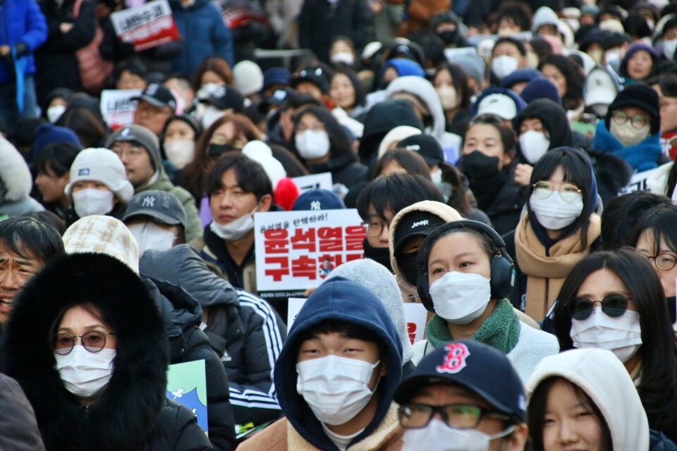 제10차 대구시국대회에서 탄핵안 표결 생중계를 초조한 표정으로 지켜보는 대구시민들(2024.12.14) / 사진.평화뉴스 김영화 기자 