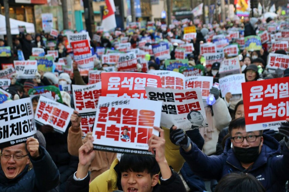 대구 공평네거리 인근 국채보상로 6차선 도로를 가득 채운 대구시민들이 "윤석열을 구속하라", "국민의힘 해체하라" 피켓을 들고 구호를 외치고 있다.(2024.12.14) / 사진.평화뉴스 김영화 기자