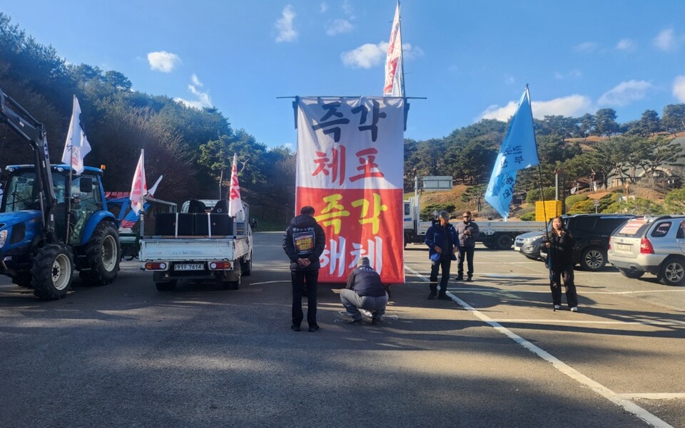 경북지역 농민들이 "즉각 체포, 즉각 해체" 현수막을 트랙터에 걸고 있다.(2024.12.27) / 사진 제공.전농 경북도연맹