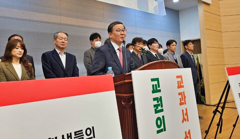 임준희 문명고 교장이 한국학력평가원 교과서 채택 경위에 대해 설명하고 있다.(2024.11.21) / 사진.평화뉴스 정준민 기자