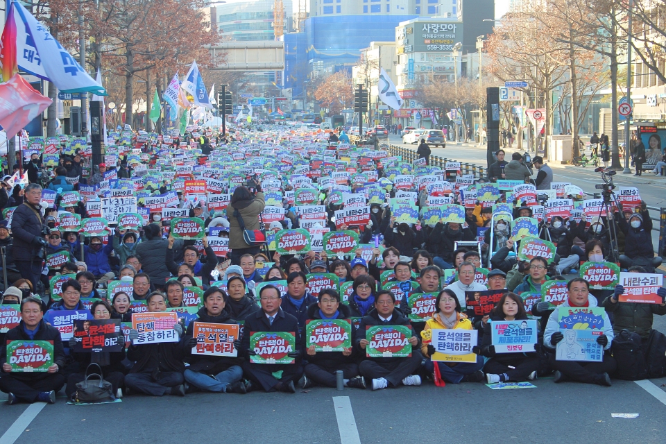 '윤석열 탄핵 촉구, 내란 동조 국민의힘 규탄 대구경북 제 야당 비상시국대회'(2024.12.14 대구 공평네거리) / 사진. 평화뉴스 정준민 기자