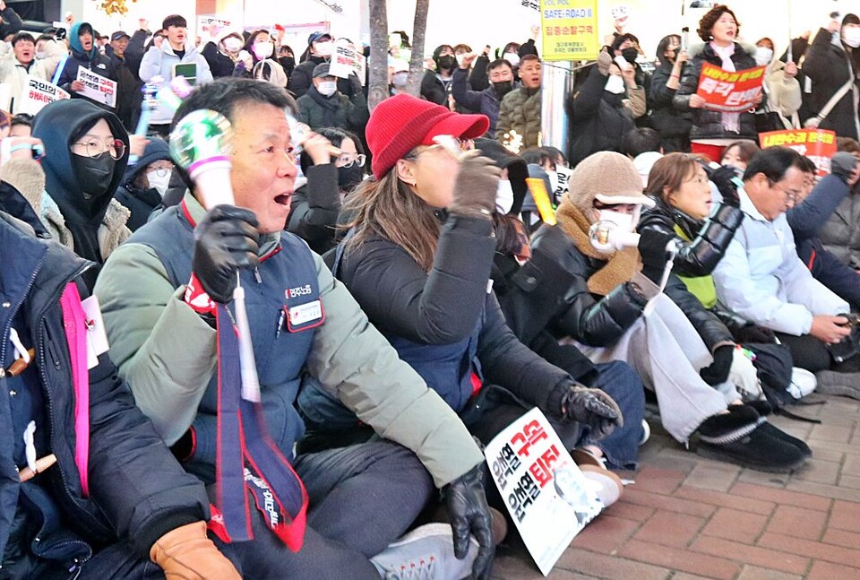 이길우 민주노총대구지역본부장이 대구 시국대회에서 '미스터트롯' 응원봉을 들고 케이팝송을 부르며 "윤석열 대통령을 탄핵하라"는 구호를 외치고 있다.(2024.12.9) / 사진.평화뉴스 김영화 기자  