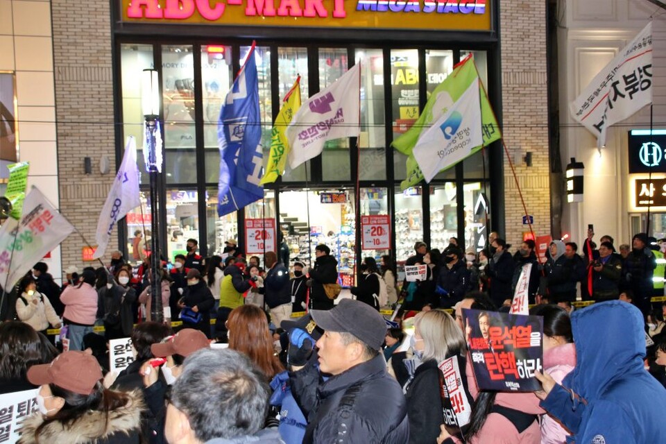 정당, 시민단체, 노동조합 등 여러 단체의 깃발이 대구 탄핵집회 광장에 휘날리고 있다.(2024.12.13) / 사진.평화뉴스 김영화 기자