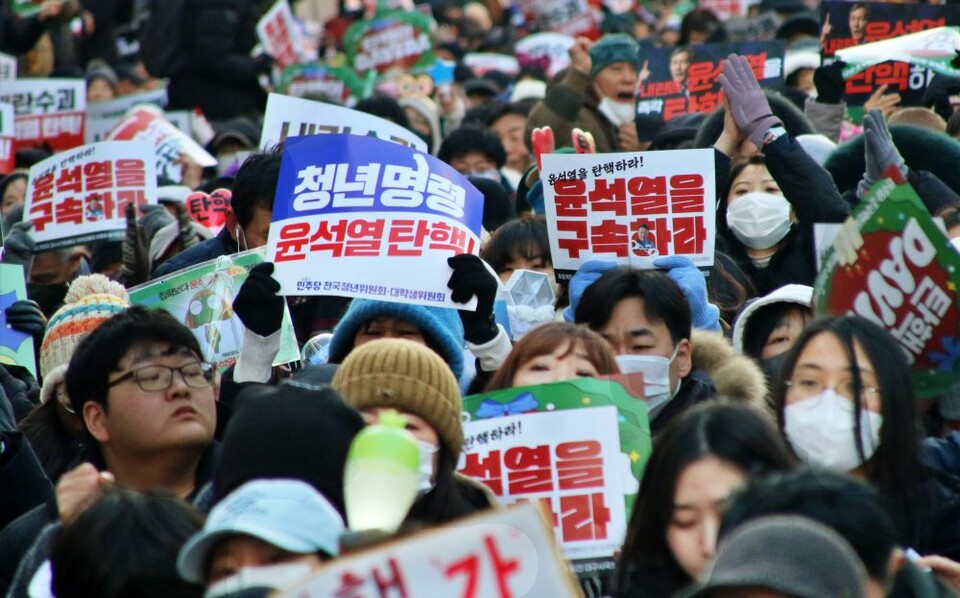 "청년명령, 윤석열 탄핵" 피켓을 든 여성...제10차 대구시국대회가 열린 중구 국채보상로 대로에 수많은 시민들이 "윤석열 탄핵", "윤석열 구속하라" 등이 적힌 피켓을 들고 있다.(2024.12.14) / 사진.평화뉴스 김영화 기자  