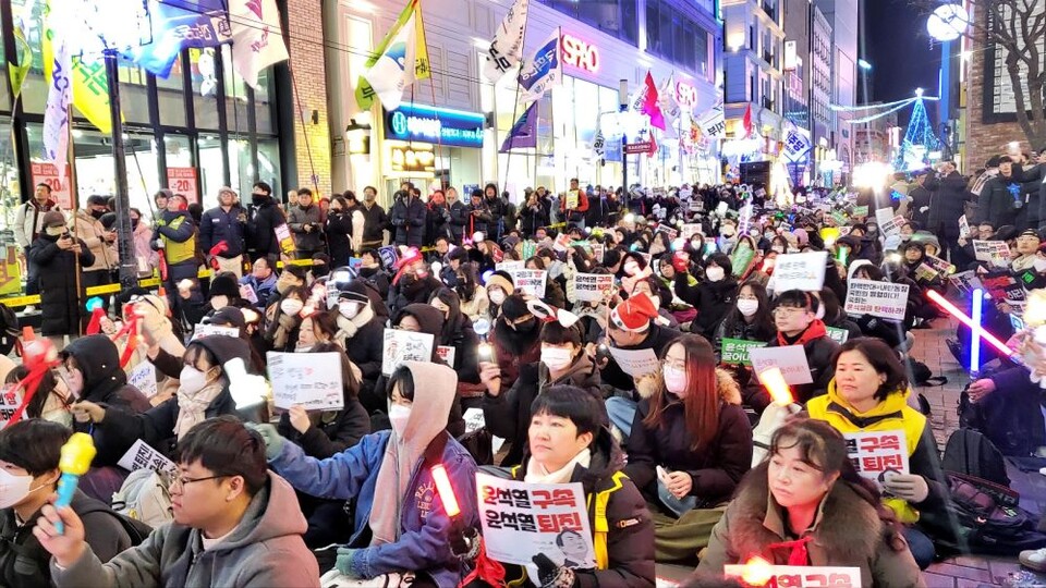 탄핵집회가 열린 동성로 무대 중앙 앞에는 젊은 여성들이 일찍부터 나와서 자리를 차지했다. 응원봉과 광선검까지 들고 나와 집회에 알록달록한 색을 더했다.(2024.12.13) / 사진.평화뉴스 김영화 기자