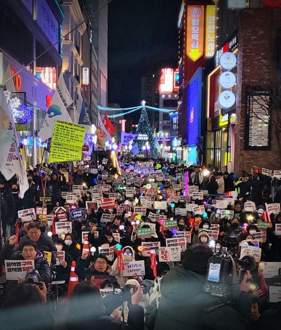 끝이 안보이는 대구시민들의 행렬...제9차 '윤석열 퇴진 대구시민시국대회'에서 응원봉과 피켓, 촛불 등을 들고 "윤석열 탄핵"을 외치고 있다.(2024.12.13.대구 동성로 CGV한일극장 앞) / 사진.평화뉴스 김영화 기자 