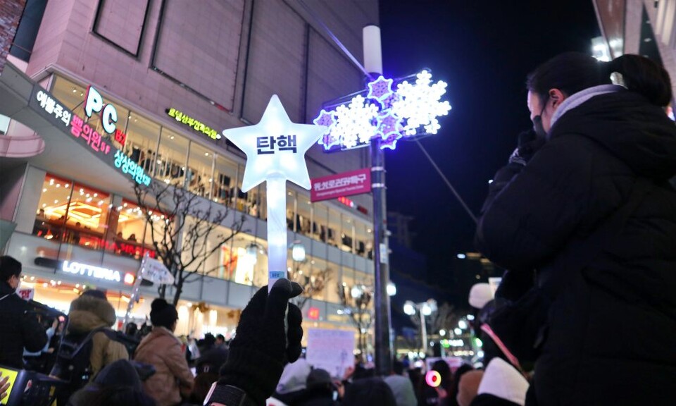 "정의의 이름으로 탄핵을 뾰로롱"...한 시민이 대구 탄핵집회에 가져온 마법봉. 직접 '탄핵' 글자를 붙이고 자신만의 구호를 외치고 있다.(2024.12.9) / 사진.평화뉴스 김영화 기자 