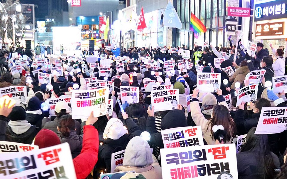 제5차 대구시국대회 당일 동성로 광장에 휘날리는 성소수자 상징 '무지개' 깃발(2024.12.5) / 사진.평화뉴스 김영화 기자