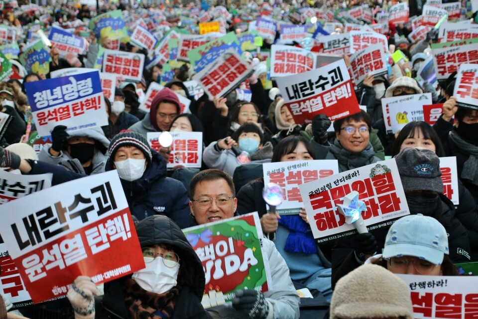 "내란수괴 윤석열 탄핵" 제10차 대구시민시국대회에서 피켓을 든 시민들(2024.12.14) / 사진.평화뉴스 김영화 기자