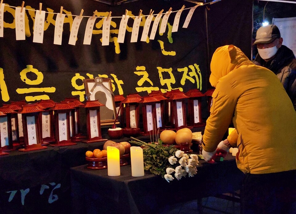 '2023 대구 홈리스 추모제'에 참석한 시민들이 헌화하고 있다.(2023.12.26) / 사진 제공.대구쪽방상담소