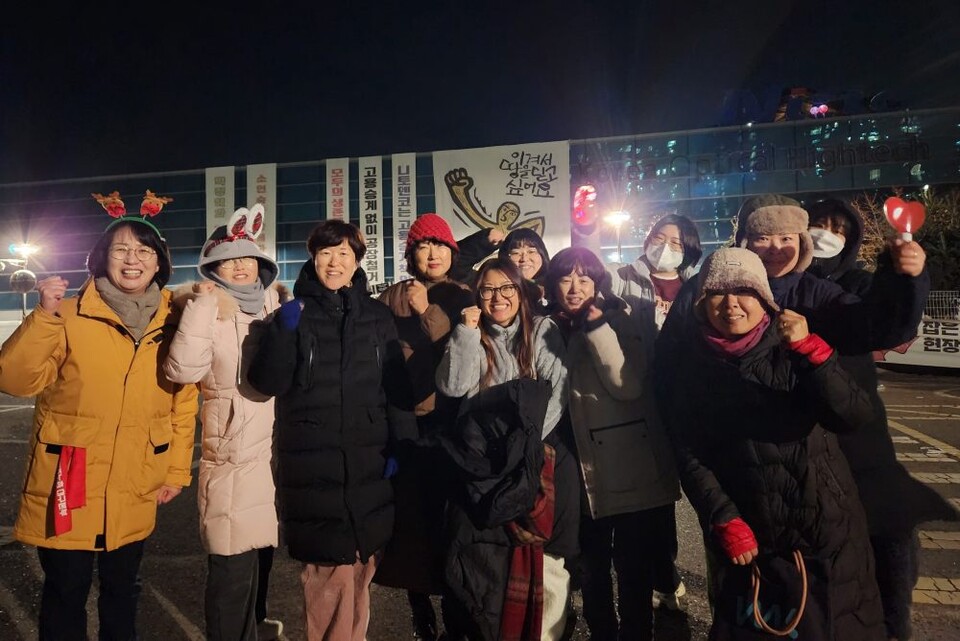 "메리크리스마스~" 해고자들이 352일째 고공농성 중인 경북 구미시 한국옵티칼하이테크 공장에 대구경북여성단체연합 회원들이 깜짝 산타로 방문했다.(2024.12.24) / 사진.대경여연