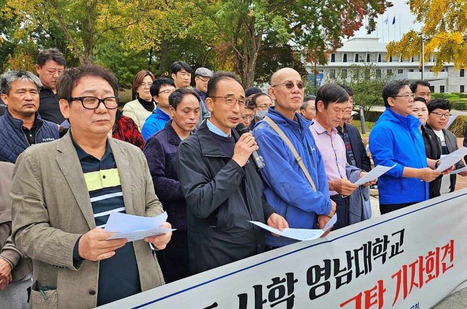이형근 영남대 민주동문회장이 박정희 동상을 세운 영남대를 규탄하고 있다.(2024.11.10) / 사진.평화뉴스 정준민 기자