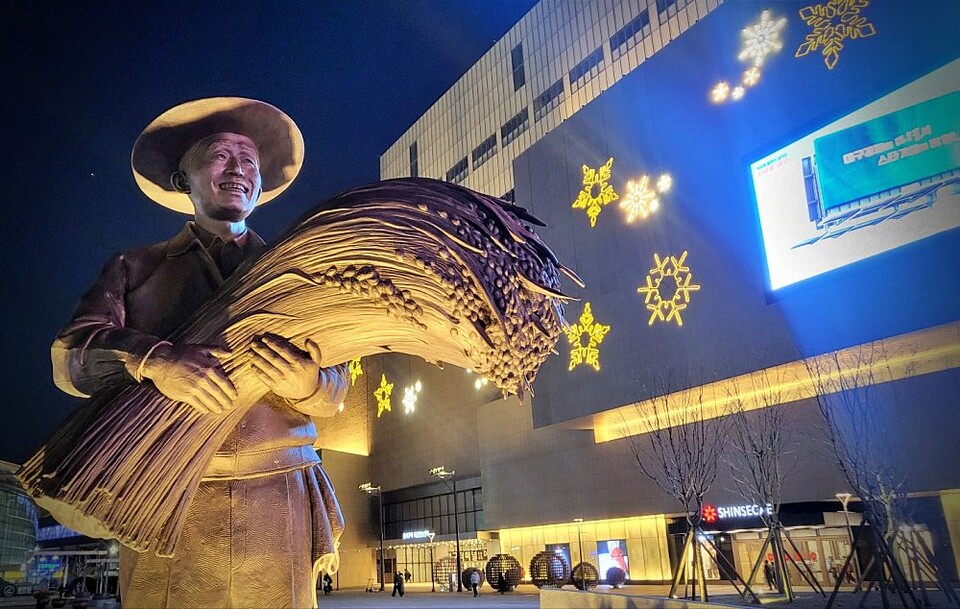 대구시가 동대구역 광장에 건립한 3m 높이의 박정희 동상. 박 전 대통령이 밀짚모자에 작업복을 입고, 볏짚을 들고 있다.(2024.12.26) / 사진.평화뉴스 김영화 기자 