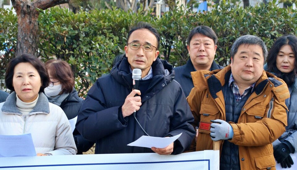 이형근 영남대 민주동문회장이 대구지검 앞에서 규탄 발언을 하고 있다.(2024.12.27) / 사진.평화뉴스 김영화 기자