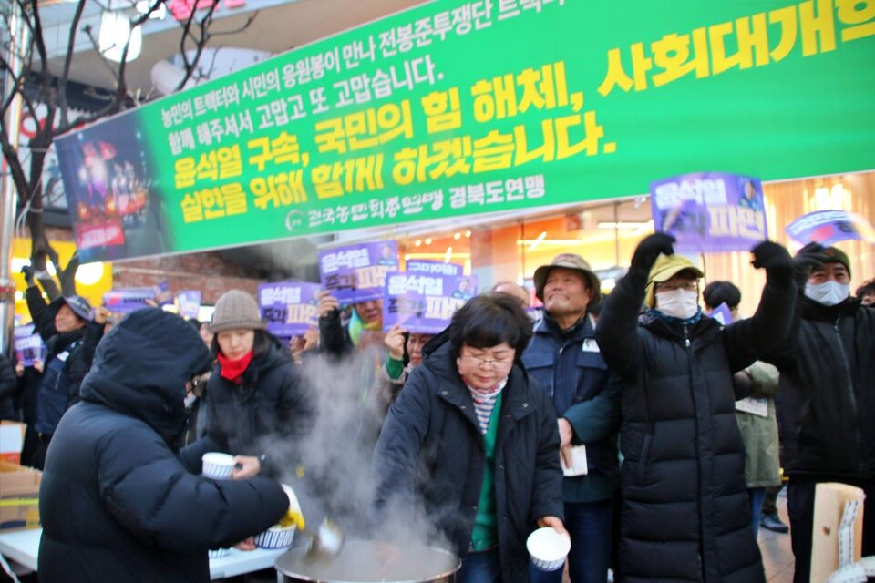 전농경북도연맹 소속 경북농민들이 어묵탕을 만들어 대구시민들에게 나눠주고 있다.(2024.12.28) / 사진.평화뉴스 김영화 기자