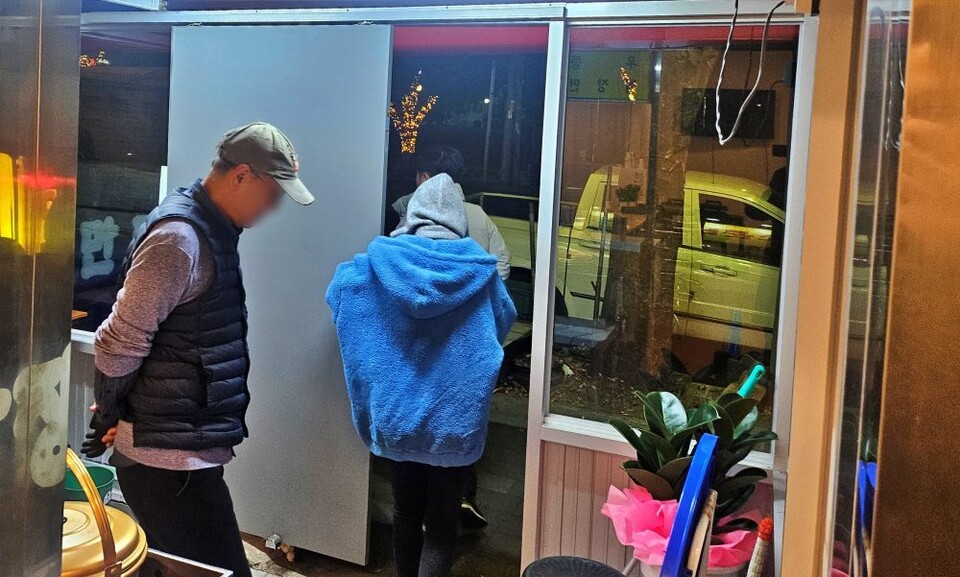 정씨가 가게 안에서 음식을 먹고 나가는 손님을 배웅하고 있다.(2024.12.30) / 사진.평화뉴스 정준민 기자