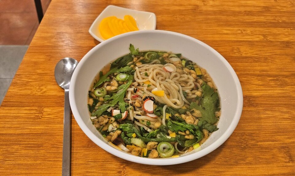 가게 주인 정씨가 요리한 우동 한 그릇이 테이블 위에 올라와 있다..(2024.12.30) / 사진.평화뉴스 정준민 기자