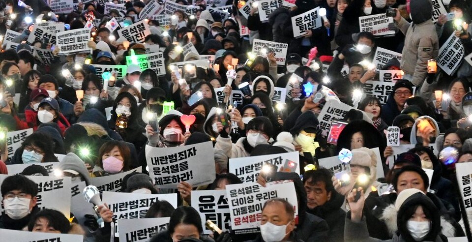 대구시 중구 동성로에서 열린 제4차 대구시민시국대회에서 방탄소년단 팬클럽 아미, 샤이니 팬클럽 샤월드, 빅뱅 팬클럽 VIP, 플레이브 팬클럽 플리 등 아이돌 팬들이 자신이 좋아하는 응원봉을 촛불 대신 흔들며 "윤석열 탄핵, 국민의힘 해체" 구호를 외치고있다. (2024.12.7) 사진 / 평화뉴스 정준민 기자