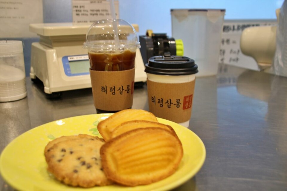 태평살롱에서 만드는 착한 가격의 커피와 쿠키들. 모두 시니어 바리스타들이 직접 내리고 구운 음식들이다.(2024.12.31) / 사진.평화뉴스 김영화 기자