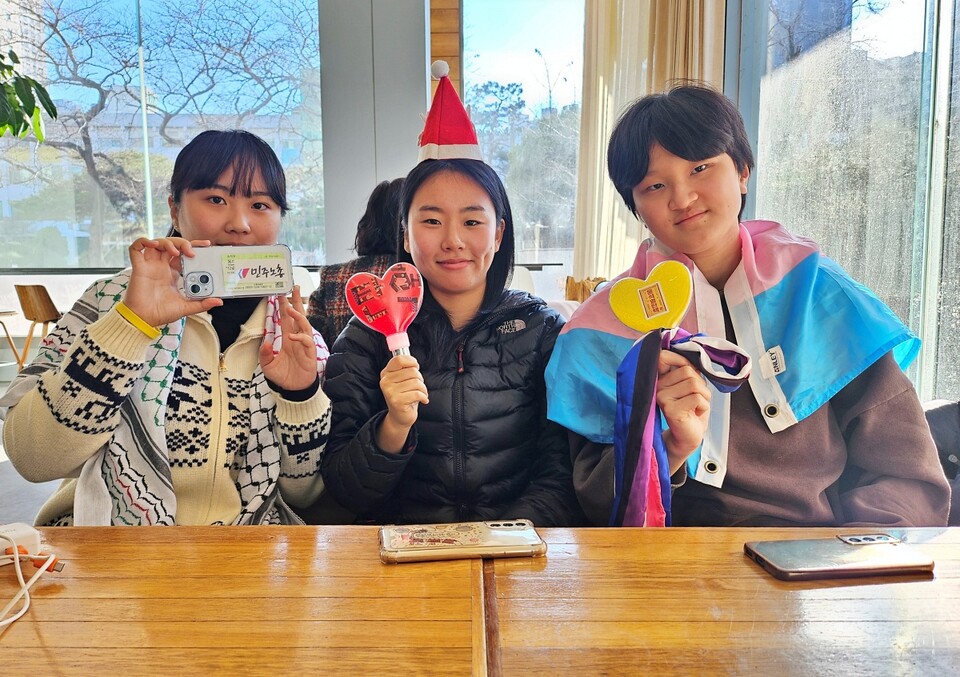 (왼쪽부터) 김지유(20.대구가톨릭대 제약학과 23학번)씨, 이채은(23.경북대 사회학과 20학번)씨, 반소희(21.영남대 문화인류학과 24학번)씨(2025.1.3) / 사진.평화뉴스 정준민 기자