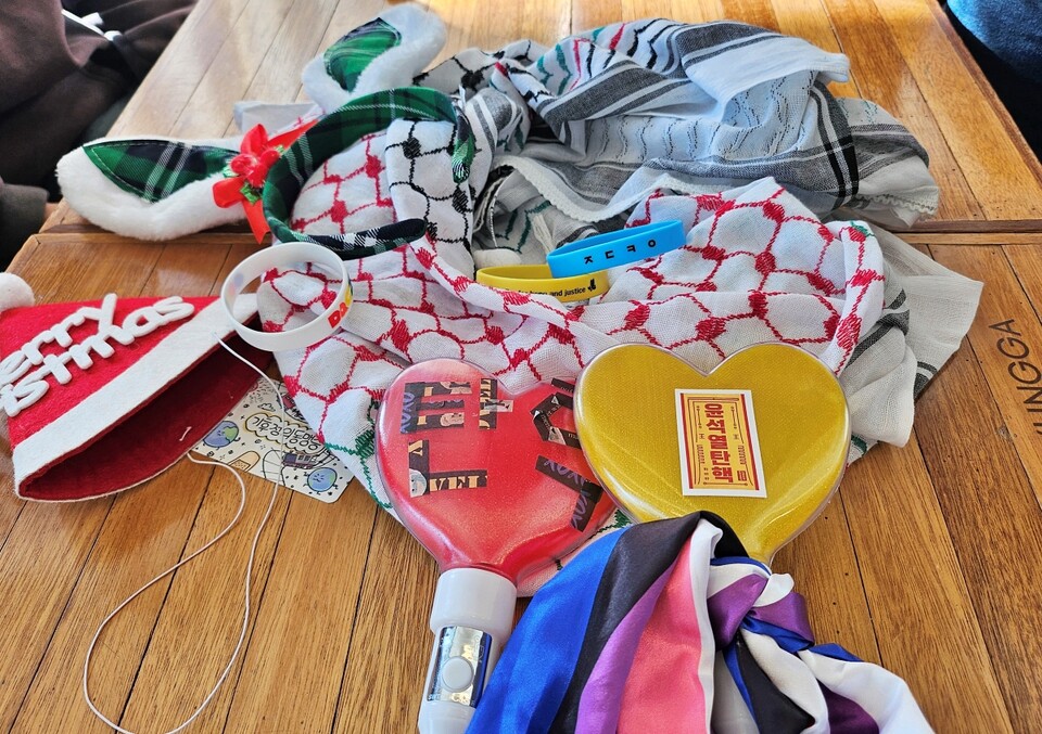 지난해 12월 13일 대구 동성로에서 열린 '대구경북청년대학생 시국대회'에 들고 갔던 "윤석열 탄핵" 응원봉, 산타 모자, 토끼 머리띠 등 물품들이 놓여 있다.(2025.1.3) / 사진.평화뉴스 정준민 기자