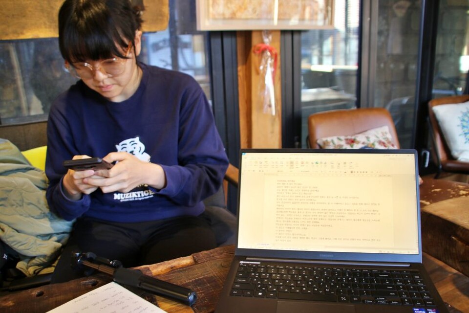 "안녕하세요? 만나서 반가워요" 농인 유튜버 제희정씨와 카톡으로 인사를 주고 받고 있다.(2025.1.2) / 사진.평화뉴스 김영화 기자