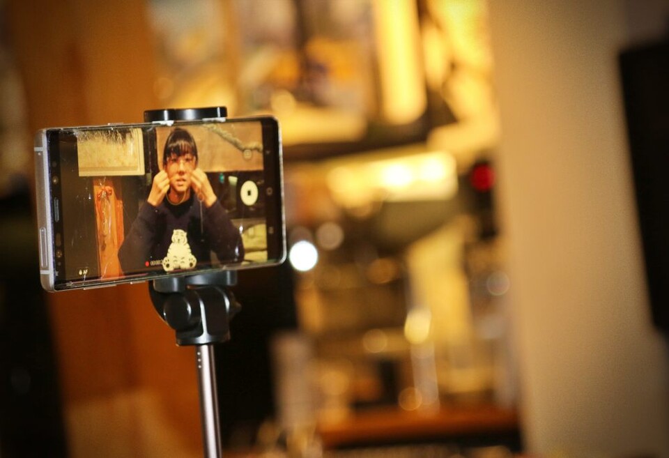 농인 유튜버 제희정씨가 자신의 콘텐츠를 제작하기 위해 휴대폰으로 영상을 촬영하고 있다.(2025.1.2) / 사진.평화뉴스 김영화 기자