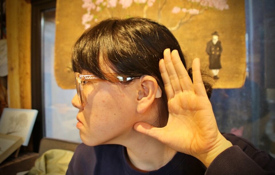 농인인 제희정씨는 귀에 보청기를 끼고 있지만, 소리가 잘 들리지 않아 후천적 농인 판정을 받았다.(2025.1.2) / 사진.평화뉴스 김영화 기자